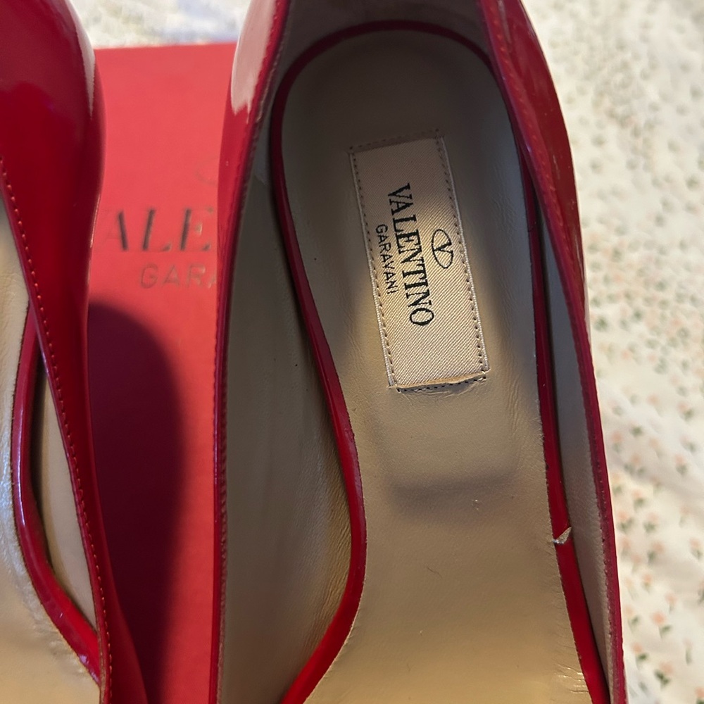 Valentino Garavani Red Patent Leather Bow Peep-Toe Pumps - Picture 3 of 8